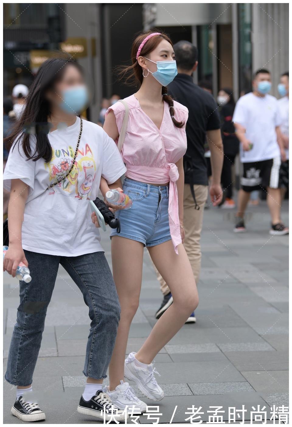 搭配|街拍:粉色的无袖上衣搭牛仔短裤,配上甜美减龄的马尾辫,尽显清新可人