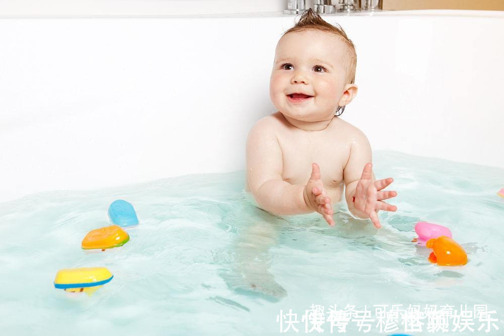 沐浴露|4种给宝宝洗澡的错误方式，第一个很常见，最后一个易忽视