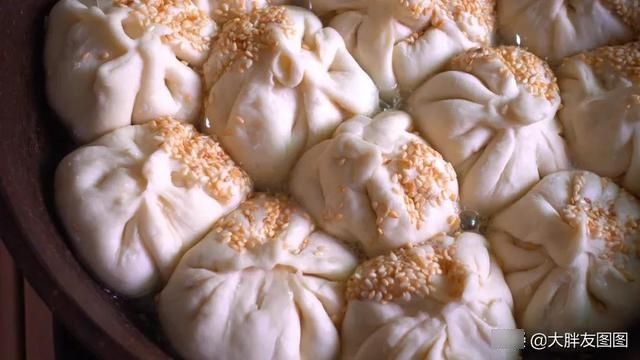 水煎包怎么做才好吃？教你煎出薄薄的脆底，皮薄馅大，肉嫩多汁