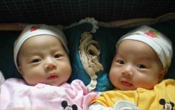 亲生|双胞胎兄弟一帅一丑,爸爸怀疑不是亲生,鉴定结果出来全家人尴尬