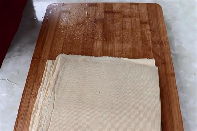 豆腐皮这个做法真的太香了,刚上桌就被抢着吃,吃着真过瘾