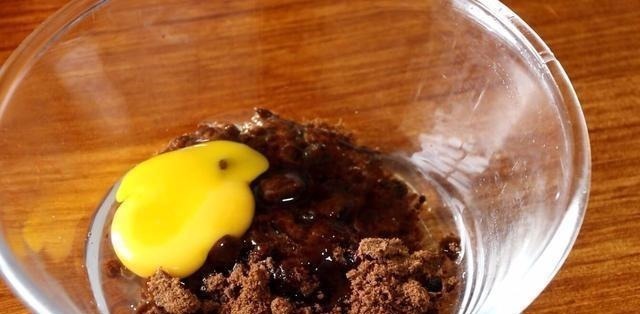 1个鸡蛋，一点糯米粉，这样做出来的年糕吃着过瘾，一口一个
