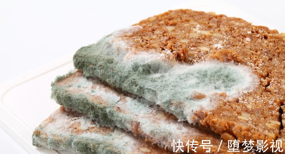 打开车门|车内总有异味,是什么原因导致的呢?教你一招轻松解决