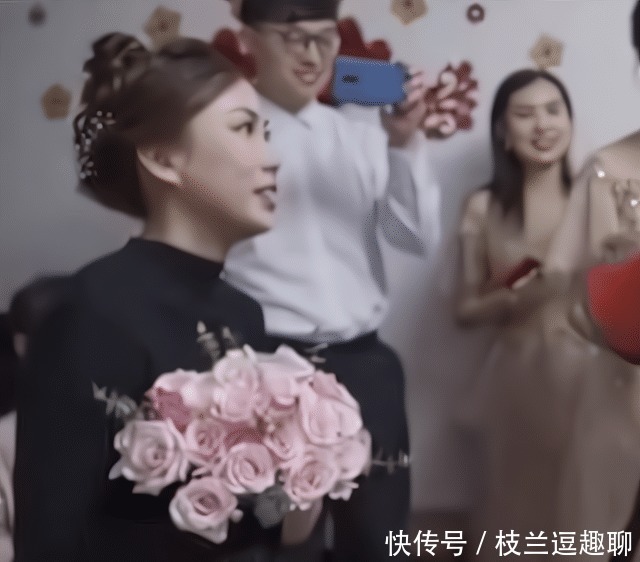 撕毁|婚礼上,新郎不肯读“爱的宣言”当众撕毁,新娘的举动显高情商