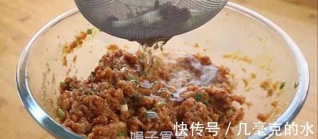 包子这样做,柔软鲜嫩,不用揉面、不用擀皮,做法简单又营养!