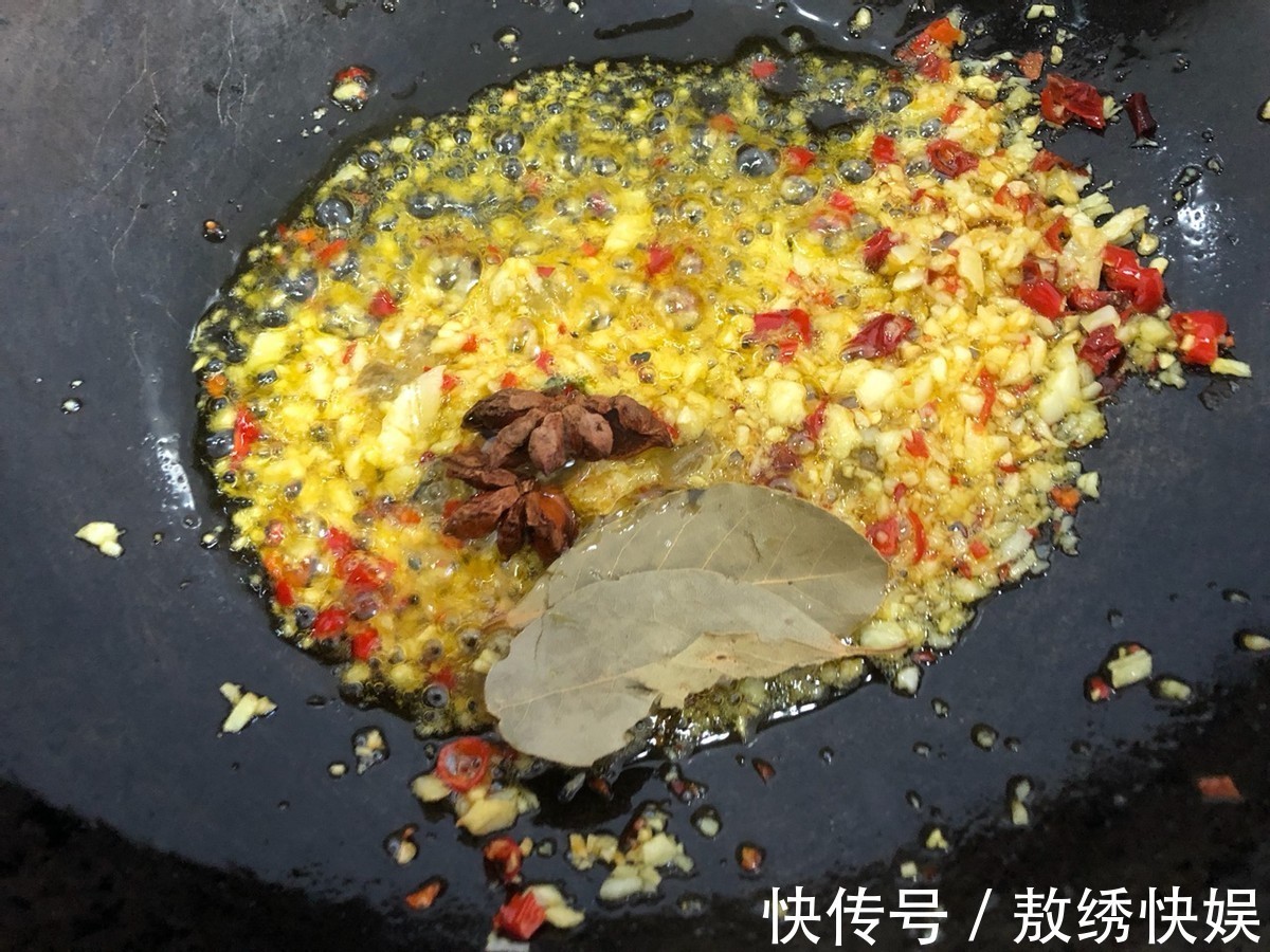 自制|自制香辣蒜香鸡爪，软糯入味，色泽诱人，好吃到舔手指