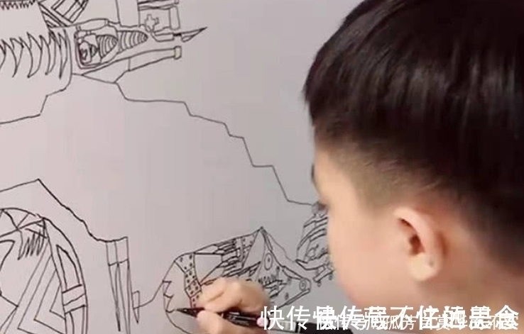 结果|妈妈“纵容”儿子在别人家乱涂乱画,赔偿几千元,结果作品很惊艳