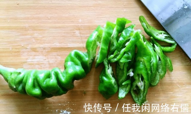 做辣椒炒肉，掌握“2个技巧”，炒好后辣味足香味足，特别下饭