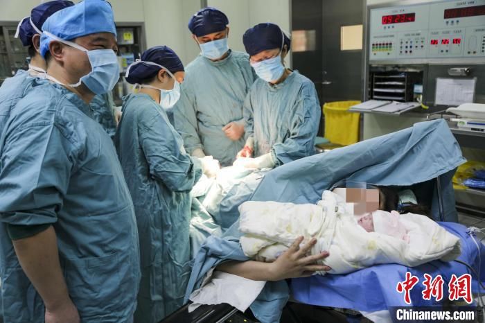 患者|心肺联合移植患者成功分娩诞下健康女婴 系中国首例