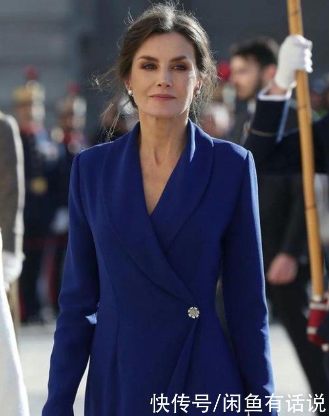 头发|西班牙王后盘起头发更惊艳,穿超长大衣优雅大气,这才是王室风范