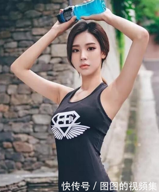 街拍:傲人身材的打底裤美女,散发甜美气质,更加吸睛夺目!