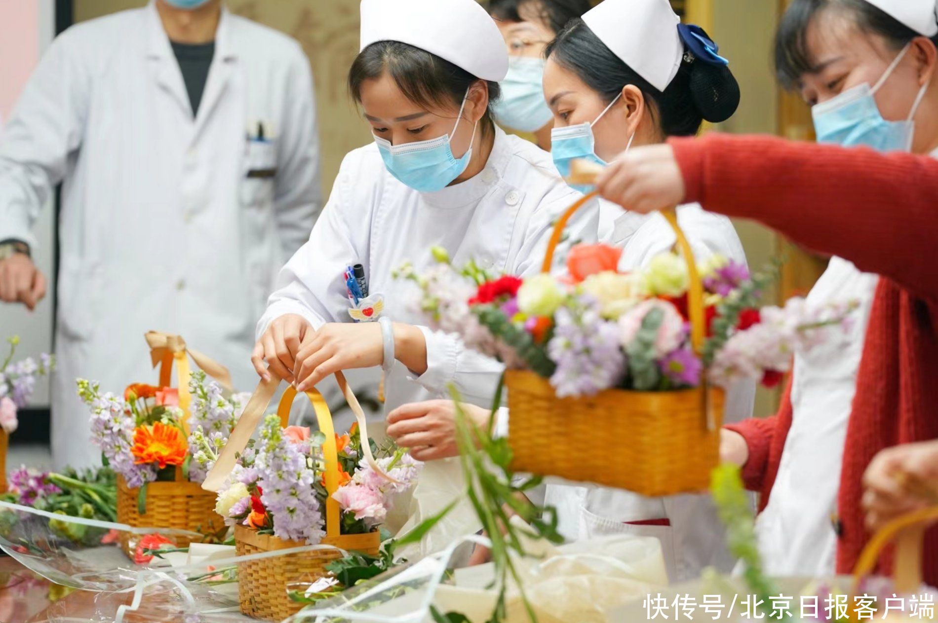 “女神节”前夕，白衣天使变身花仙子