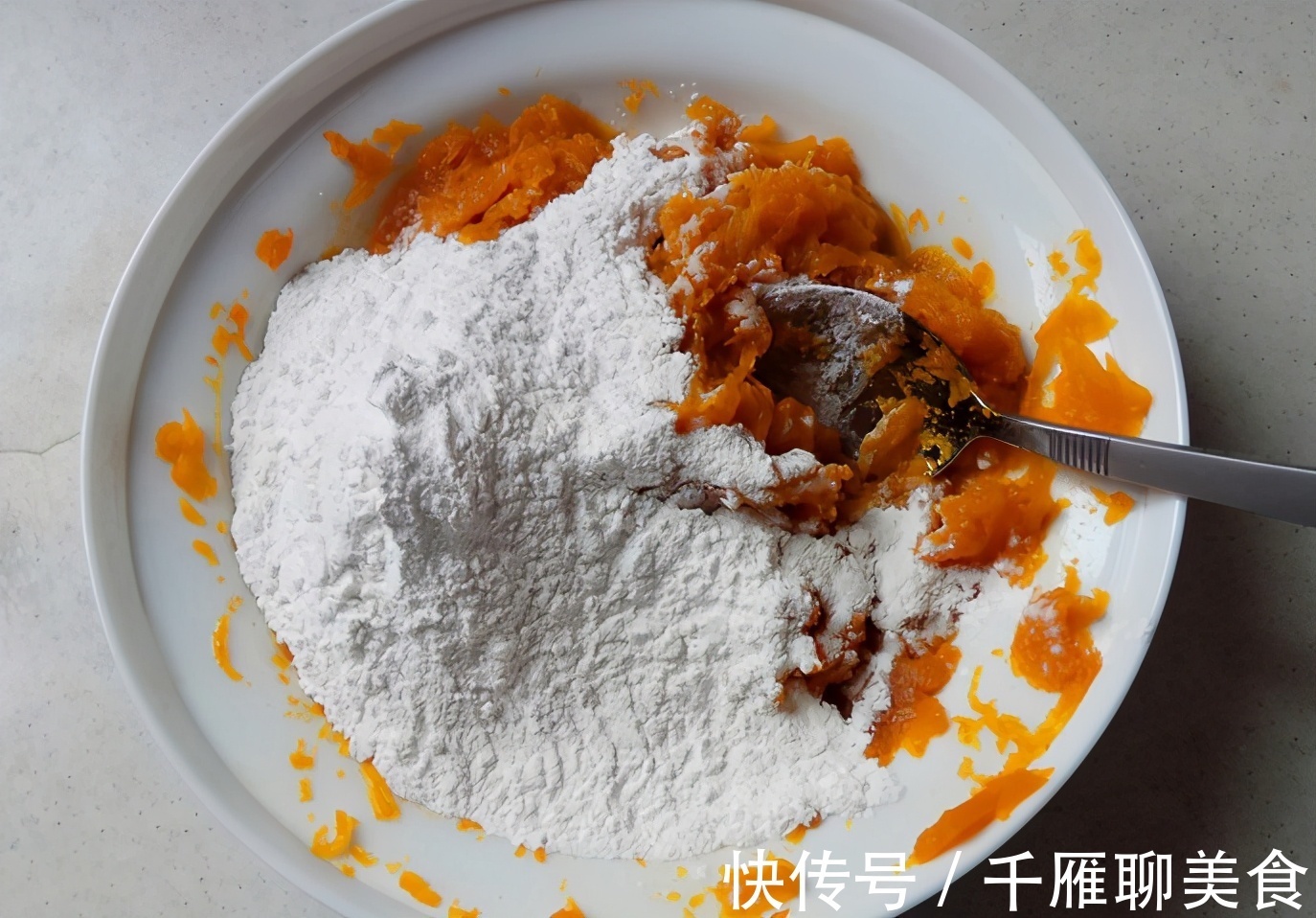 电饼铛|南瓜加上豆沙馅做出来的小饼，个个黄金酥脆，看着都流口水