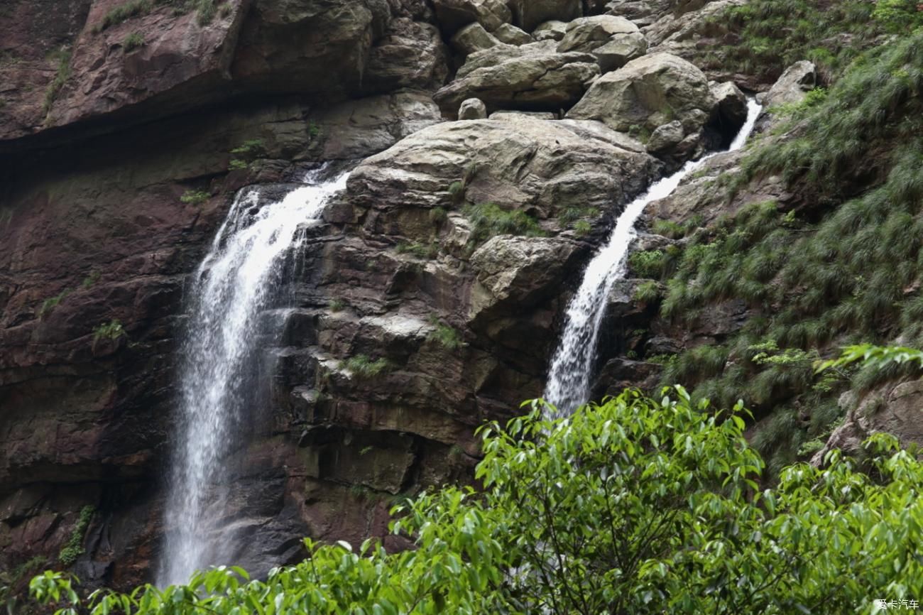 山清水秀好风光，在虚无缥缈间的庐山。