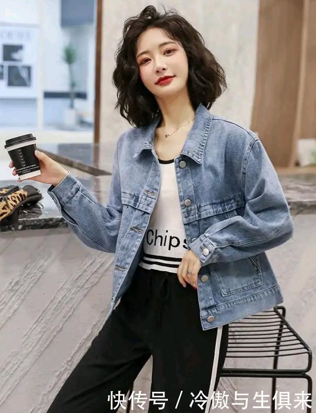 牛仔外套的减龄搭配推荐,只要选对内搭单品,时髦度飙升