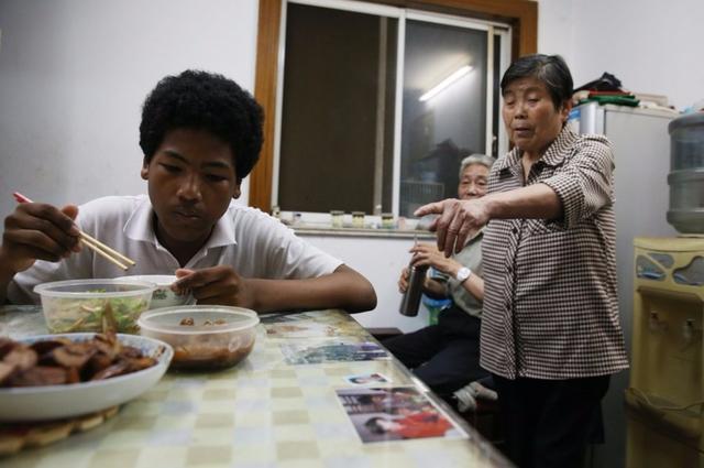 领养|那个被中国奶奶收养的“黑人小孩”，如今已成年，称自己是中国人