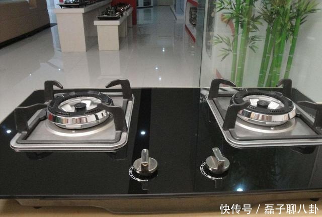 燃气灶下面2个铁片没事别乱动!听厂家一解释,才知用处这么大