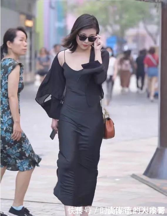 美女 美女在大街上走,完全不认识,这件衣服真漂亮!