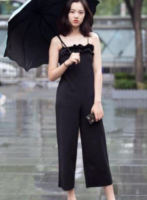 街拍：小美女的时尚穿搭，尽显身材曲线