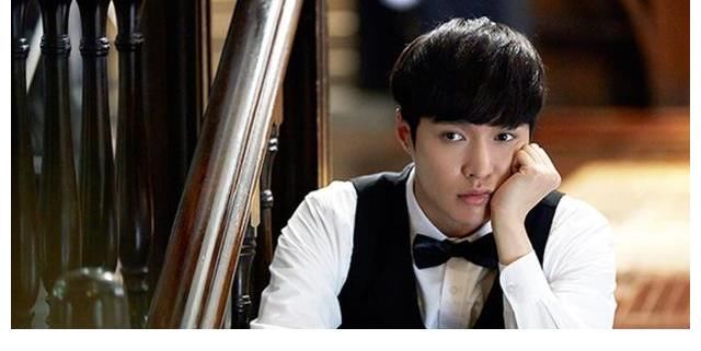 张艺兴|张艺兴新片路透曝光,与王传君同框引期待,戴眼镜被赞像大学生