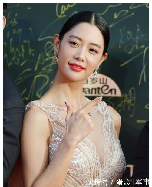 黄皮 克拉拉的身材绝了,香槟色修身裙凸显完美线条,体态姣好气质动人