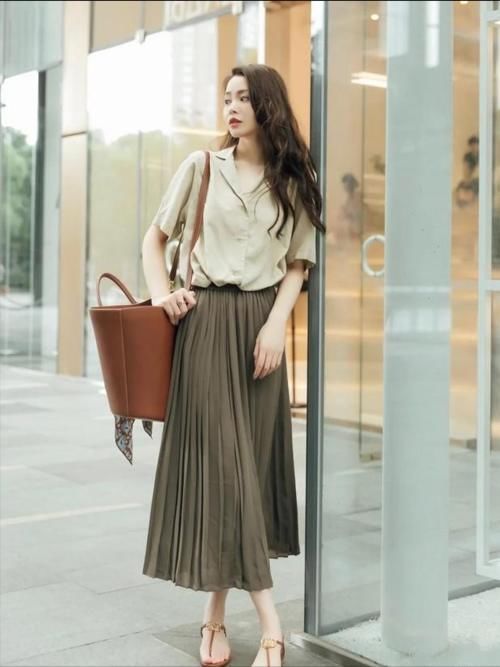 低估|别“低估”了百褶裙，学会这几个搭配技巧，轻松穿出优雅与气质