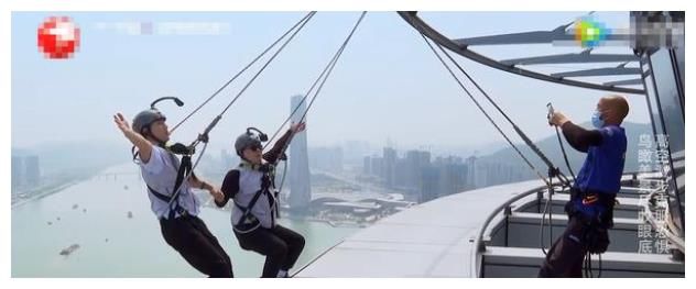 《极限挑战》难度180度升级，贾乃亮强作镇定岳云鹏站直都费劲