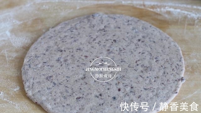 酵母|家常烙饼换个做法，松软可口，浓浓红豆香，用凉水和面也不硬