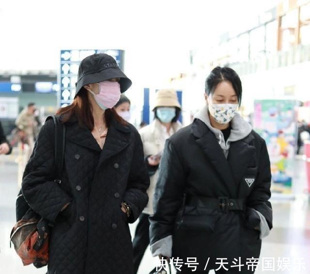 利落有型 那英才是真时髦精,西装领羽绒服利落有型,分叉裤简直不要太酷!