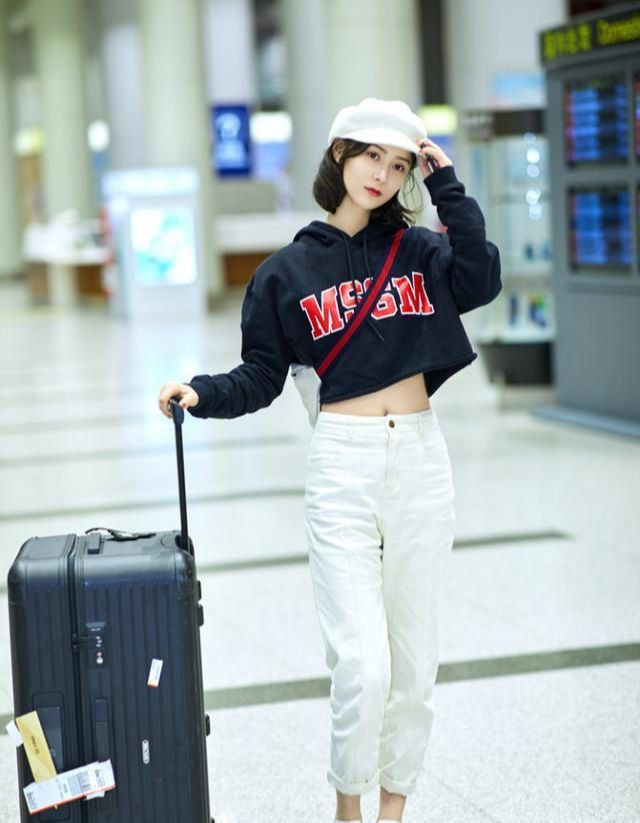 童帽|机场造型好时髦，短款卫衣配斜挎包，戴上报童帽更俏皮洋气