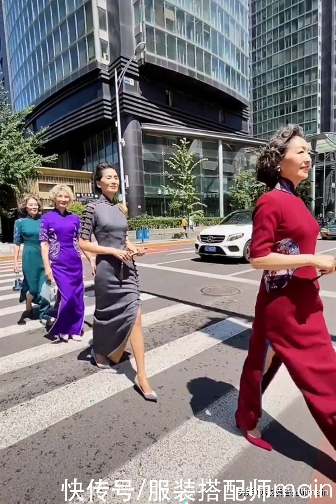 时尚|时尚奶奶走T台比模特还出彩,身材纤细高挑,日常穿衣优雅时髦