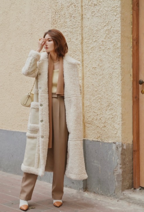 博主|微胖的秋冬穿搭指南,羊羔毛大衣+长裤或连衣裙,保暖舒适又洋气