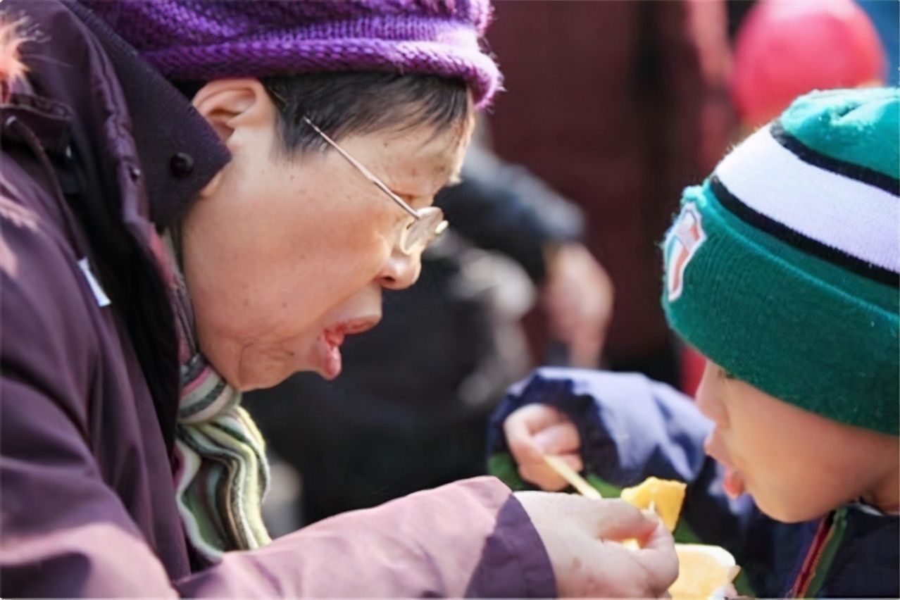 奶奶|“早干嘛了？”孩子上幼儿园后奶奶想带娃，听完宝妈的话不吭声了