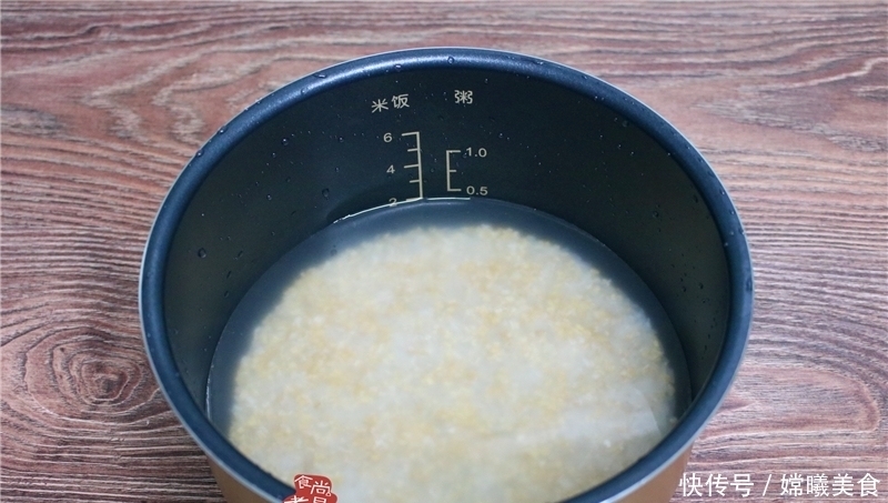 两个鸡蛋加两勺粗粮，搅一搅，煎一煎，点心快速做好，营养又健康