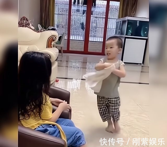 姐姐|弟弟“伺候”刚洗完澡的姐姐火了,网友:让姐姐收拾得明明白白的