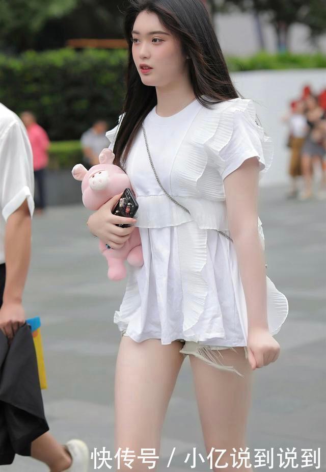 简约大方又时髦的小香风，搭配牛仔短裤，尽情绽放青春靓丽的气息