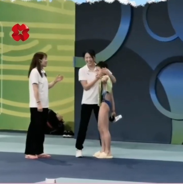 红姐|全红婵人气有多高?几十人围观学习红姐训练,14岁天才表演零水花