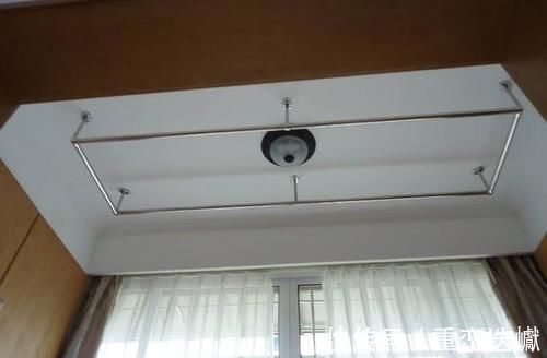 衣物|阳台不要装晾衣杆了,现在都流行装这种代替,方便又实用