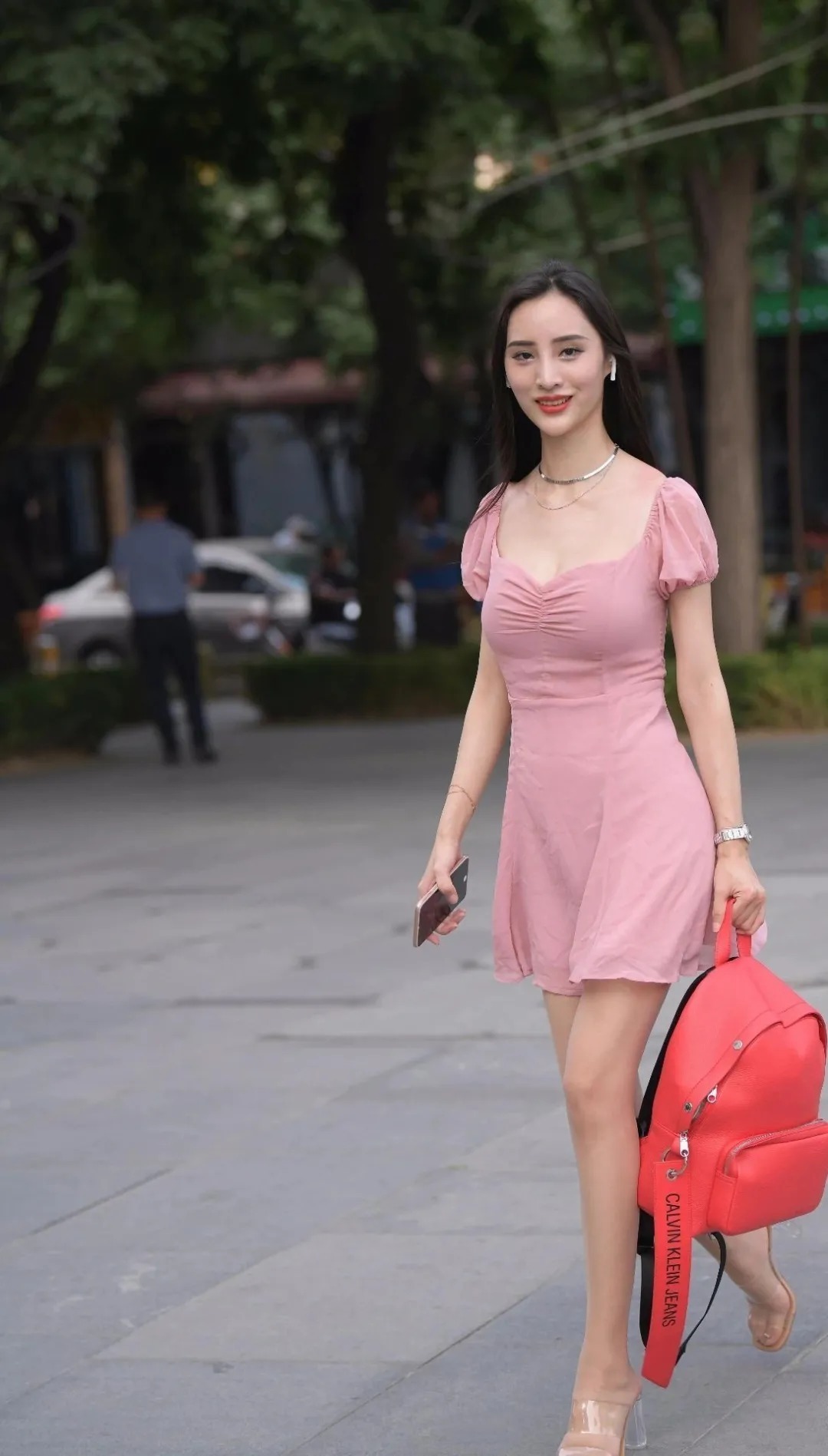 街拍:粉色直身裙的美女酷酷的笑容,仙气十足,真的沁人心脾