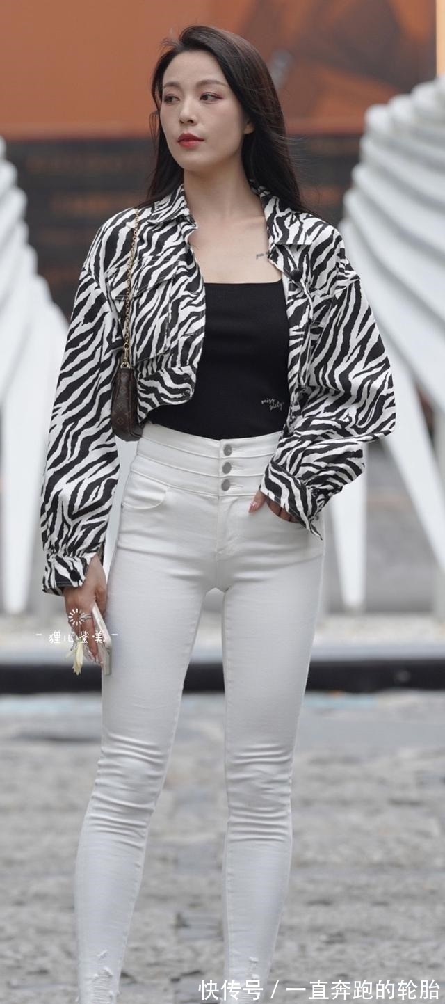 穿搭 呈现最完美体型,白裤子穿出温柔女人味,美得很高级!