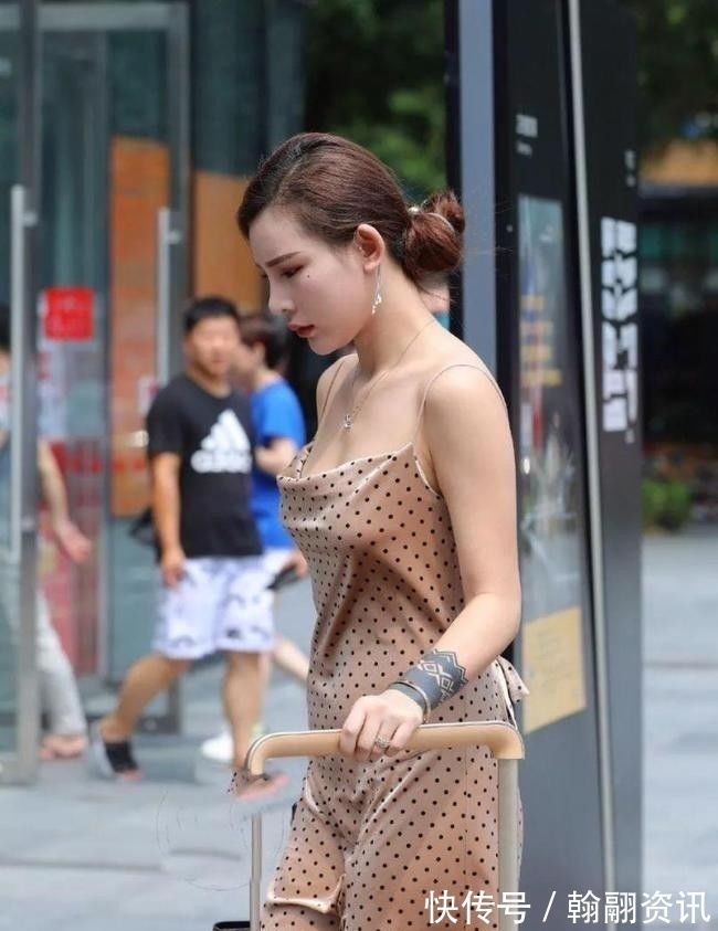 美女 好的裙子太挑人,想要驾驭必须自身有气质,那样才能好看