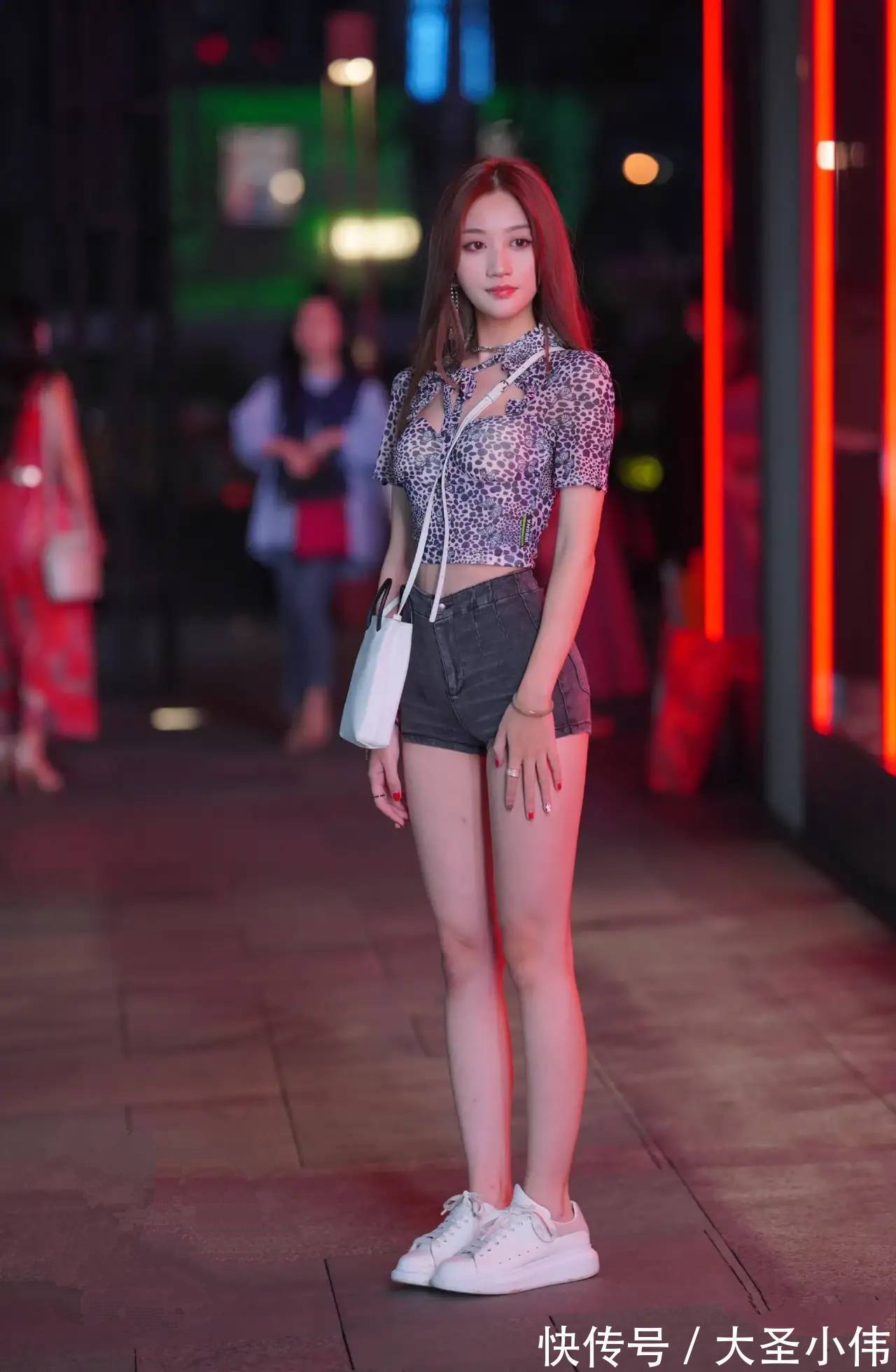 波点|美女街拍:波点漏脐短袖搭配深色牛仔短裤,展示好身材,满满的青春气息