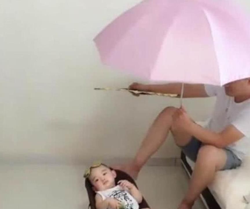 小祖宗|谁说宝爸不会带娃,宝爸带娃带出新姿势,宝妈在家门口捧腹大笑