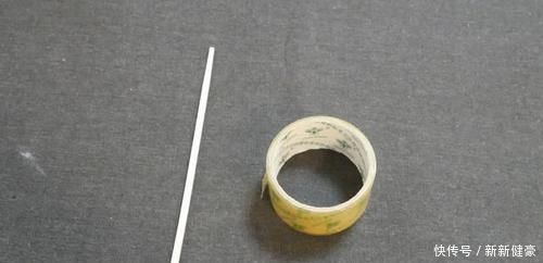 赶紧在筷子上粘透明胶带,后悔现在才知道,解决了家里的大烦恼