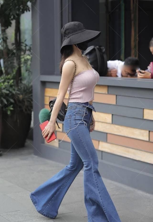 抹胸装搭配喇叭裤独有的“肚脐装”,裤子太长能拖地,倒也展现了大长腿