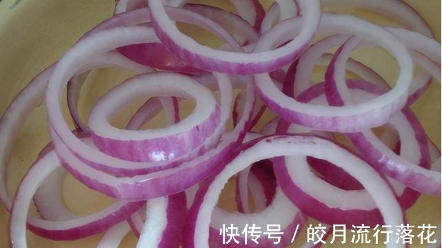 鸡蛋|最近,洋葱做法火了,放2个鸡蛋下锅一煎,香软酥脆清爽好吃!