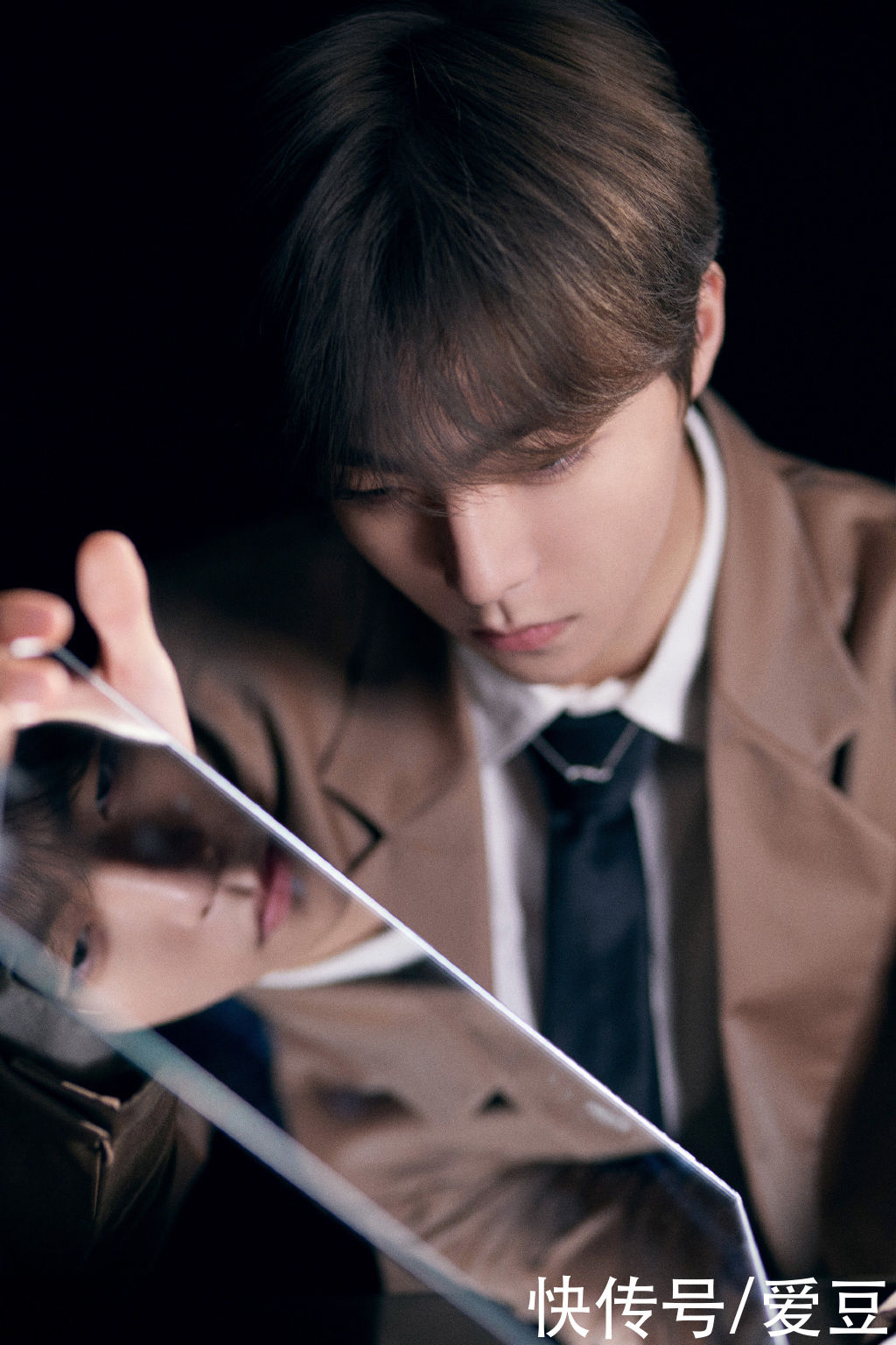 210130 陈立农亮相颁奖晚会演唱《年少无邪》四项提名中荣获“最受欢迎新人”奖项