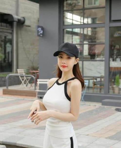 街拍:身材高挑的小姐姐,条纹上衣+紧身短裤,气场十足