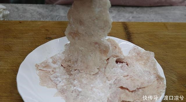 瘦肉新吃法,用擀面杖锤一下,鲜嫩爽滑不油腻,10块钱一大碗