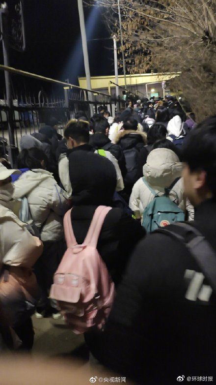 撤离|最新消息：第一批撤离的中国留学生顺利通关